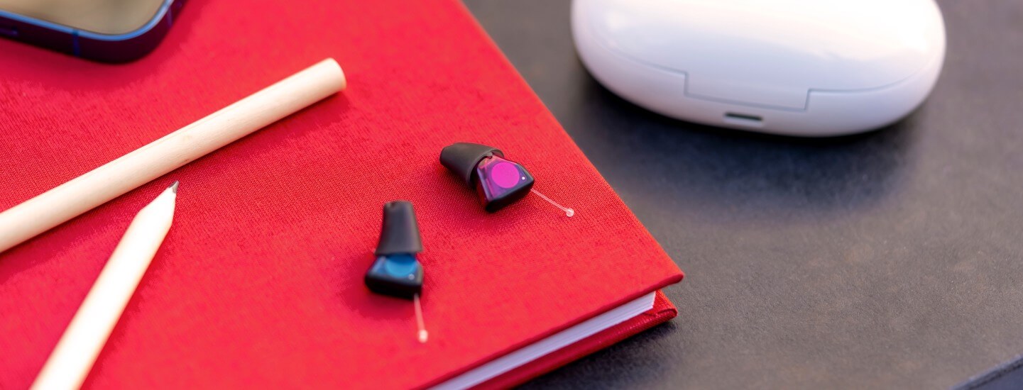 kleinste wiederaufladbare Hörgerät-bearbeitet-rot