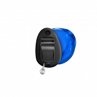 Nahaufnahme des Signia Insio IX CIC Hörgeräts in Schwarz und Blau. Das maßgefertigte Gerät ist kompakt und für diskreten Sitz im Gehörgang konzipiert, mit einer kleinen Lasche zum einfachen Herausnehmen.