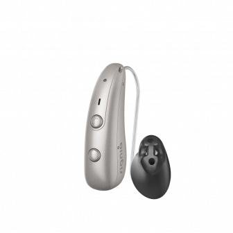 Signia Pure Charge&Go BCT 7 IX in Silber, schlankes Hinter-dem-Ohr-Hörgerät mit externem Lautsprecher und ergonomischem Dom.