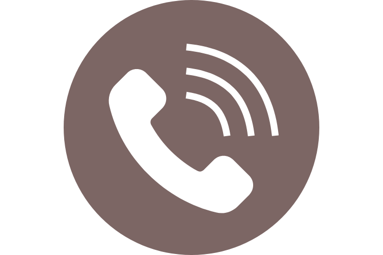 Icon eines Telefonhörers mit Funksignalen, weiß gezeichnet auf braunem Kreis – Symbol für Alltagssituationen wie Telefonate, bei denen Hörprobleme auffallen können.