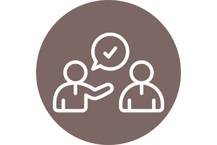 Symbolgrafik von zwei Personen im Gespräch, mit Sprechblase und Häkchen, in Weiß auf braunem Kreis, für Beratung nach Hörtest in der Filiale.