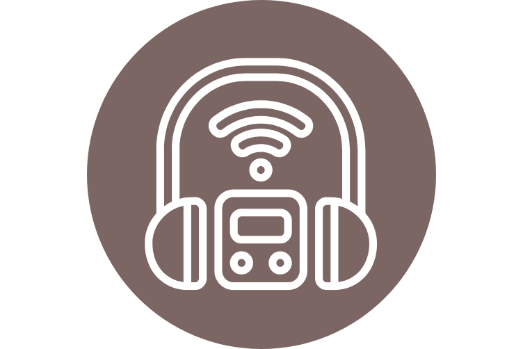 Symbolgrafik eines Kopfhörers mit integriertem Gerät und Funksignal, dargestellt in Weiß auf braunem Kreis, für Hörtest mit Störgeräusch.