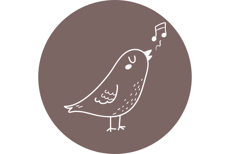 Icon eines singenden Vogels mit Musiknoten, weiß gezeichnet auf braunem Kreis – Symbol für Vogelgezwitscher als Hörtest-Indikator.