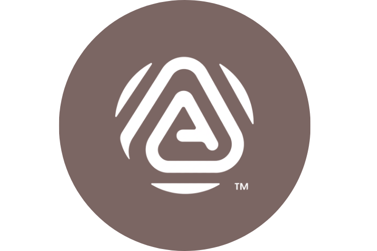 Das Logo der Auracast-Technologie in Form eines stilisierten Buchstabens A mit Funkwellen, dargestellt in Weiß auf einem runden, braunen Hintergrund.