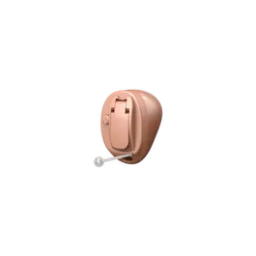 Ein kleines, hautfarbenes Oticon Im-Ohr-Hörgerät in kompakter Bauform mit einer kleinen Batterieklappe und einem dezenten Zugfaden.