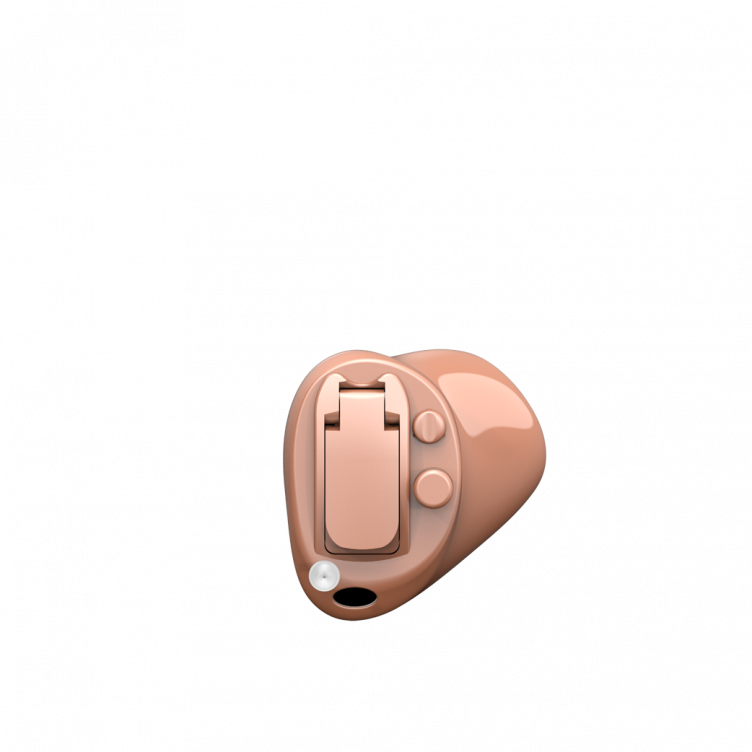 Frontansicht eines hautfarbenen Oticon Own Im-Ohr-Hörgeräts (CIC-Bauform mit Taster) mit geschlossenem Batteriefach, einem feinen Zugfaden zur Entnahme, einer Mikrofonöffnung und einem integrierten Taster auf der Faceplate.