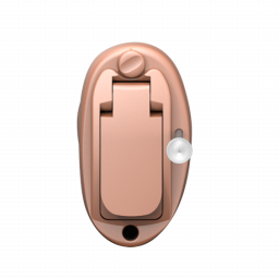 Frontansicht eines hautfarbenen Oticon Own Im-Ohr-Hörgeräts (IIC/CIC-Bauform) mit geschlossenem Batteriefach für eine Größe-10-Batterie, einem feinen Zugfaden zur leichten Entnahme und einer kleinen Mikrofonöffnung an der Unterseite der Faceplate.