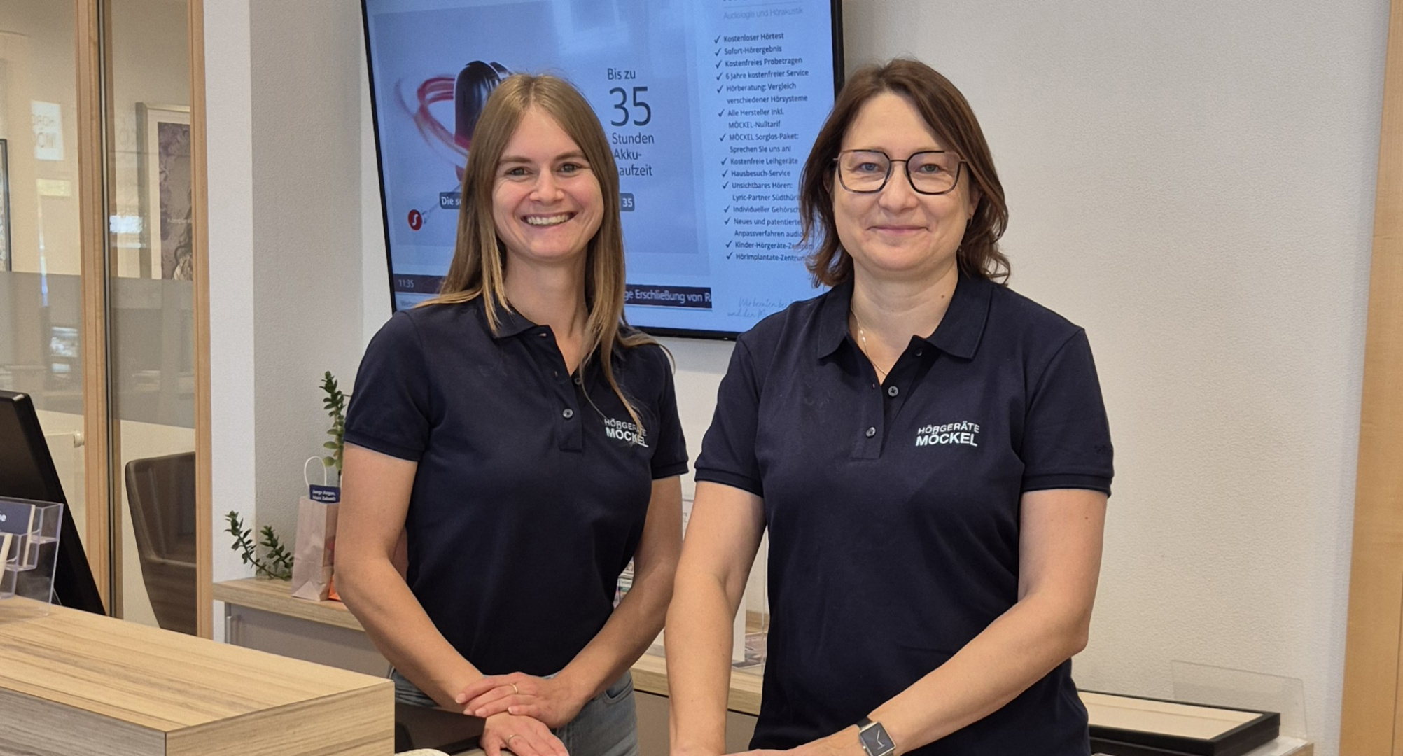 Das Dermbacher Team von Hörgeräte Möckel, von links: Michelle Groß und Iris Mötzung an der Empfangstheke.