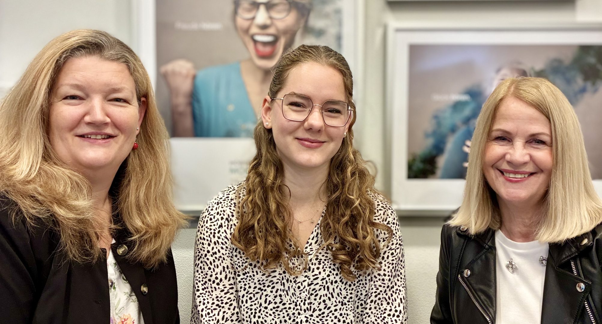 Die drei Frauen vom Hörakustik-Team in Wutha-Farnroda sitzen nebeneinander und lächeln in die Kamera.